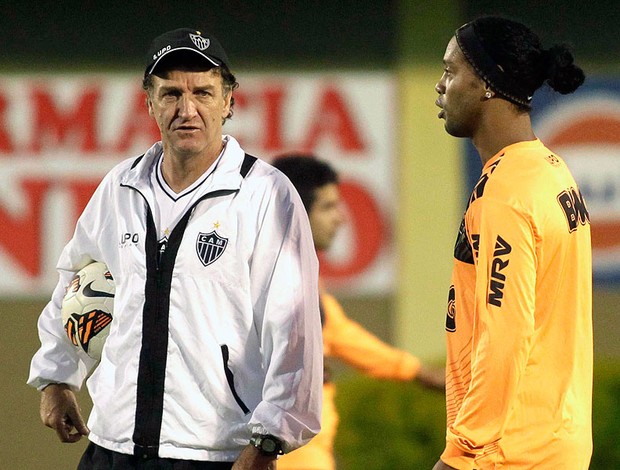 Cuca e Ronaldinho Gaúcho treino Atlético-MG Paraguai final Libertadores (Foto: Jorge Adorno / Reuters)