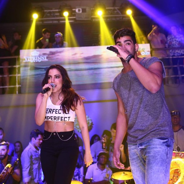 ANitta e o cantor Dilsinho no palco em evento no Rio (Foto: Raphael Mesquita/Divulgação)
