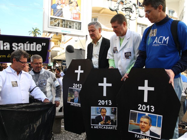 Com caixões de mentira para os ministros Antonio Patriota (Relações Exteriores), Aloizio Mercadante (Educação) e Alexandre Padilha (Saúde), médicos realizam protesto no centro de Florianópolis (SC). (Foto: Hermeto Garcia/Futura Press/Estadão Conteúdo)