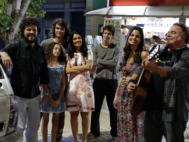 Elenco se emocionou de verdade em cena final de Felipe Camargo (Foto: Fábio Rocha / Gshow)