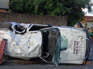 Viaturas batem lateralmente ao perseguir motociclista (Foto: Edvard Alves da Silva)