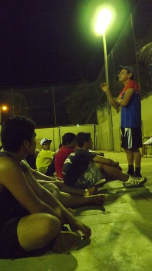 Além do basquete, Jesus repassa lições de vida aos membros do Clube do Basquete (Foto: Dayanne Saldanha)