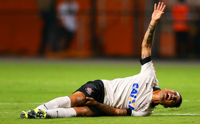 Cássio cobra falta de atenção de jogadores do Corinthians e cita