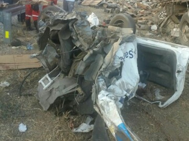 Ambulância ficou destruída após a colisão e o motorista do veículo morreu no acidente em Pesqueira (Foto: Divulgação/PRF)