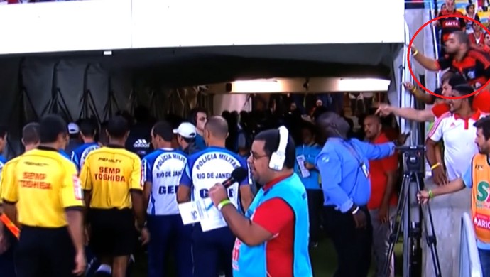 Torcedor Flamengo tenta cuspir no árbitro Maracanã (Foto: Reprodução SporTV)
