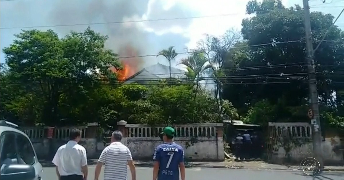 Incêndio atinge casa e destrói cômodos na área central de Boituva - Globo.com