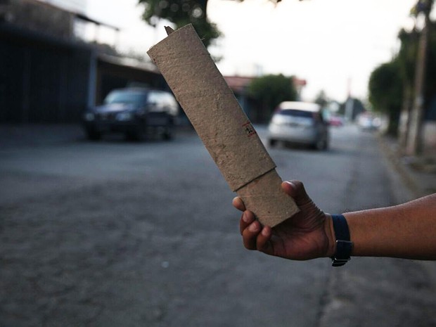 Rojões usados ficaram na Rua Doutor Washington Luís, em Guarulhos (SP), no local onde torcedores de Corinthians e Palmeiras se enfrentaram neste domingo (3) (Foto: Fábio Tito/G1)