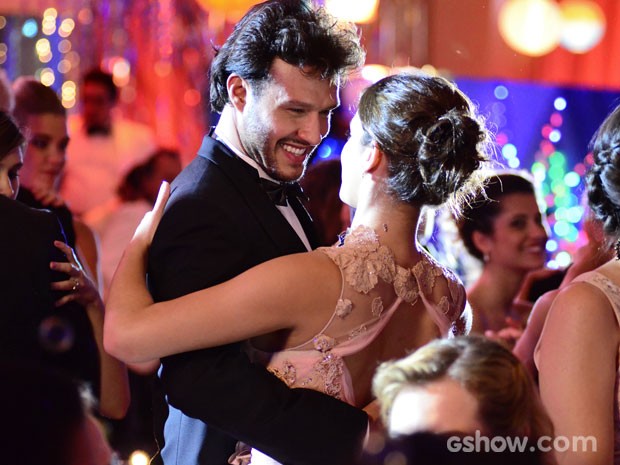 Helena faz questão de dançar com Virgílio (Foto: Ellen Soares / TV Globo)