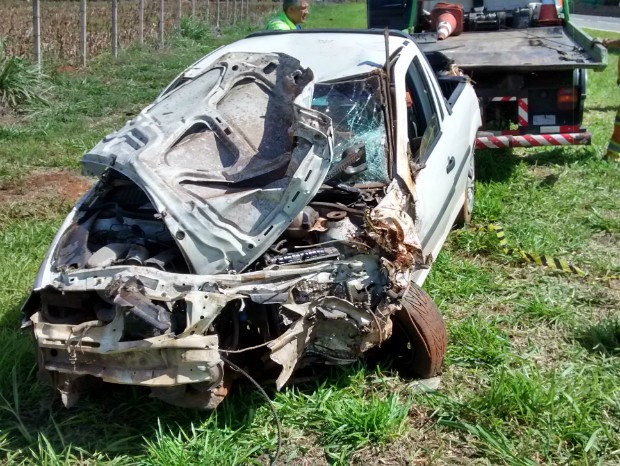 Carro ficou destruído no acidente (Foto: Arquivo Pessoal/ Internauta)