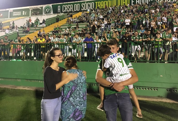 Família do jogador Gimenez, falecido no voo da Chapecoense, se emociona (Foto: Amanda Kestelman)