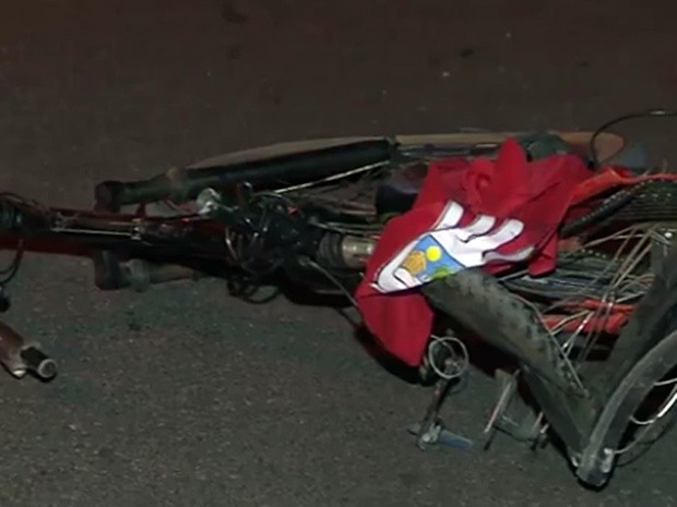 Jovem seguia em bicicleta quando foi atropelado por carro de luxo na BR-230, na Paraíba (Foto: Reprodução/TV Paraíba) Jovem seguia em bicicleta quando foi atropelado por carro de luxo na BR-230, na Paraíba (Foto: Reprodução/TV Paraíba)