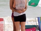 Bruno Mazzeo e Juliana Didone se beijam em praia no Rio