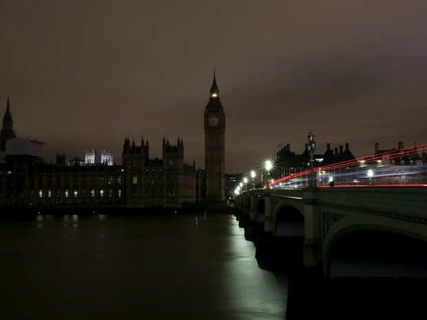 As Casas do Parlamento são vistas durante a Hora do Planeta em Londres, na Grã-Bretanha  (Foto: Neil Hall/Reuters)