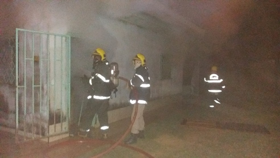 Foram gastos cerca de cinco mil litros de água no combate ao fogo na residência, segundo bombeiros (Foto: Rota Policial News/Reprodução)