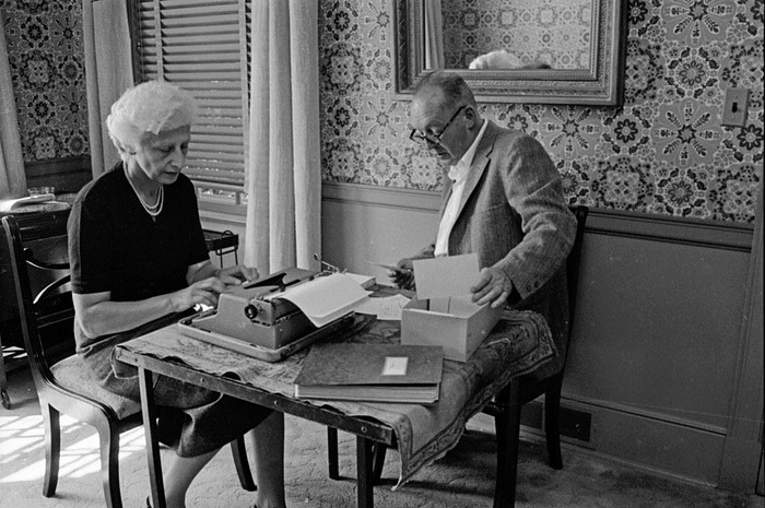 Assim como Tolstói, o escritor russo Vladimir Nabokov, autor de "Lolita", preferia escrever à mão. Sua esposa Vera era a responsável por datilografar os textos que ele ditava (Foto: Reprodução)