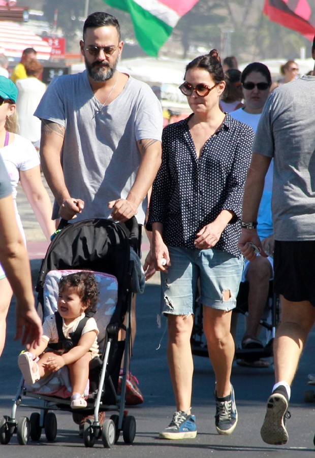 Carolina Ferraz com marido e filha (Foto: Delson Silva/AgNews)