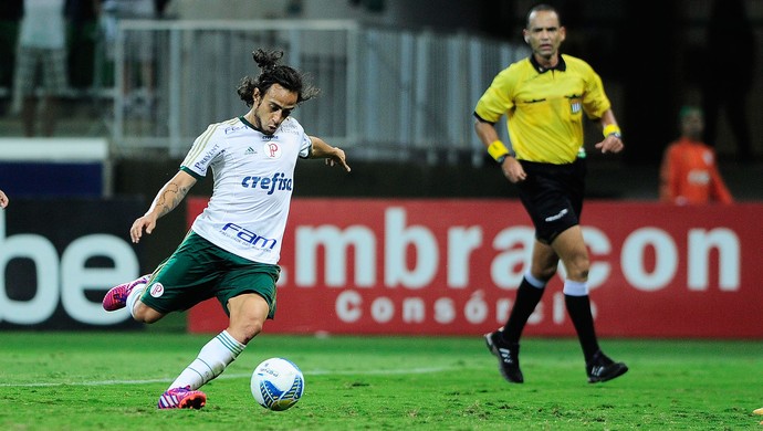 Milton Leite destaca euforia da torcida com Valdivia em ação: 