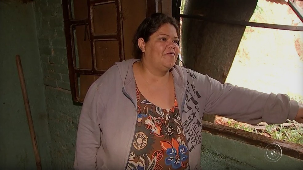 Simone conta que, por pouco, duas crianças não foram atingidas pela terra em Votorantim (Foto: Reprodução/TV TEM)
