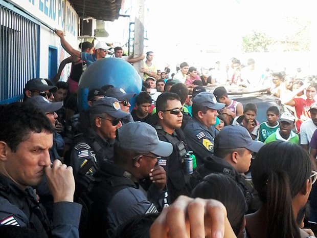 Policiais em frente à delegacia em Centro do Guilherme (Foto: Divulgação/ Leonardo Ferreira)