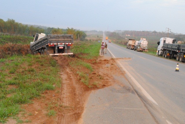 Após a batida, carreta saiu da pista (Foto: Rogério Perucci/G1)