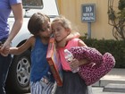 Fofos! Filhos de Jennifer Lopez andam abraçados durante passeio