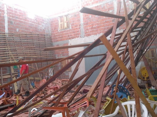 Bombeiro caminha entre os escombros, após o desabamento do telhado da igreja (Foto: Jade Bona/G1)
