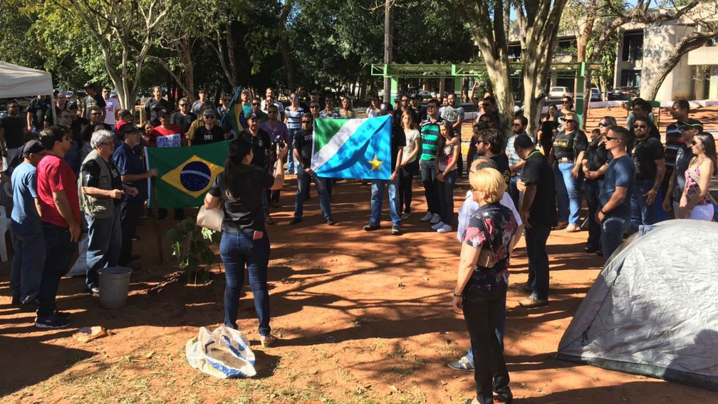 Policiais civis que estavam acampados em frente a governadoria plantaram uma árvore para simbolizar fim do movimento e resistência da categoria (Foto: Alexandre Cabral/TV Morena)