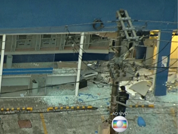 Criminosos explodem caixas eletrônicos em Diadema (Foto: Reprodução TV Globo)