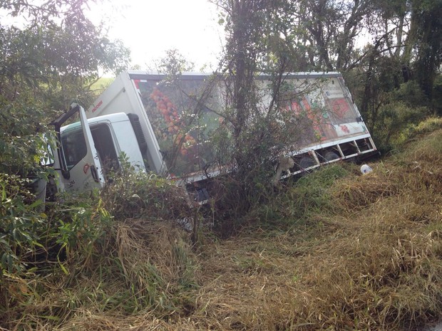 Acidente envolveu dois caminhões e dois carros em Santa Maria (RS) (Foto: Tiago Guedes/RBS TV)