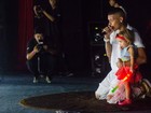 MC Duduzinho recebe a filha no palco em show no Rio