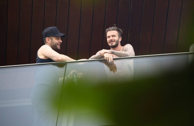 David Beckham na varanda de hotel no RJ (Foto: Gabriel Reis e André Freitas / AgNews)