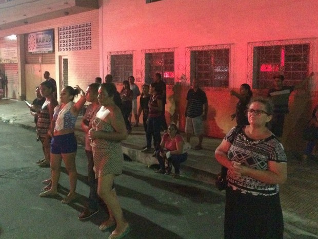 Familiares esperam por notícias de presos na Vidal Pessoa (Foto: Matheus Castro/G1 AM)