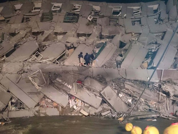 Equipe de resgate entra em escombro de edifício que desabou neste sábado (6) na cidade de Tainan, no Taiwan, por terremoto  (Foto: AP Photo)