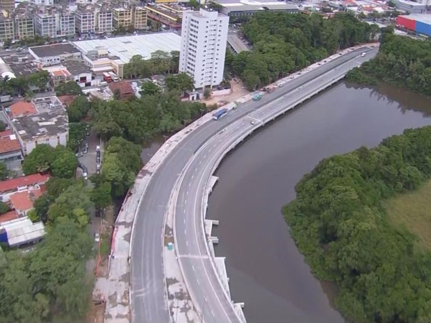 Foto tirada nesta quarta (21) mostra obra da Via Mangue quase pronta.  (Foto: Reprodução / TV Globo)