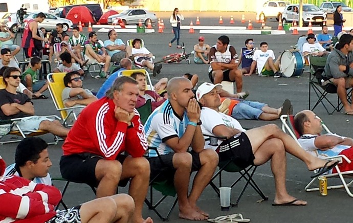 Argentinos acampados assistindo Brasil x Colômbia (Foto: Heitor Esmeriz)