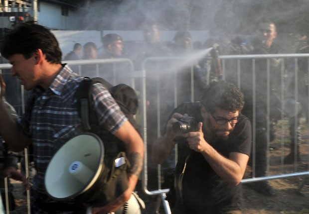 Policiais usam gás de pimenta para afastar manifestantes do antigo museu do índio no Complexo do Maracanã (Foto: Crédito: Tasso Marcelo/AFP)