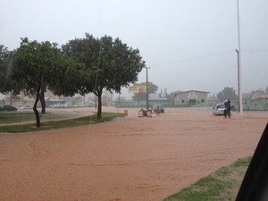 Chuva alaga avenidas do centro de Palmas (Foto: Elisangela Farias/G1) Chuva alaga avenidas do centro de Palmas (Foto: Elisangela Farias/G1)