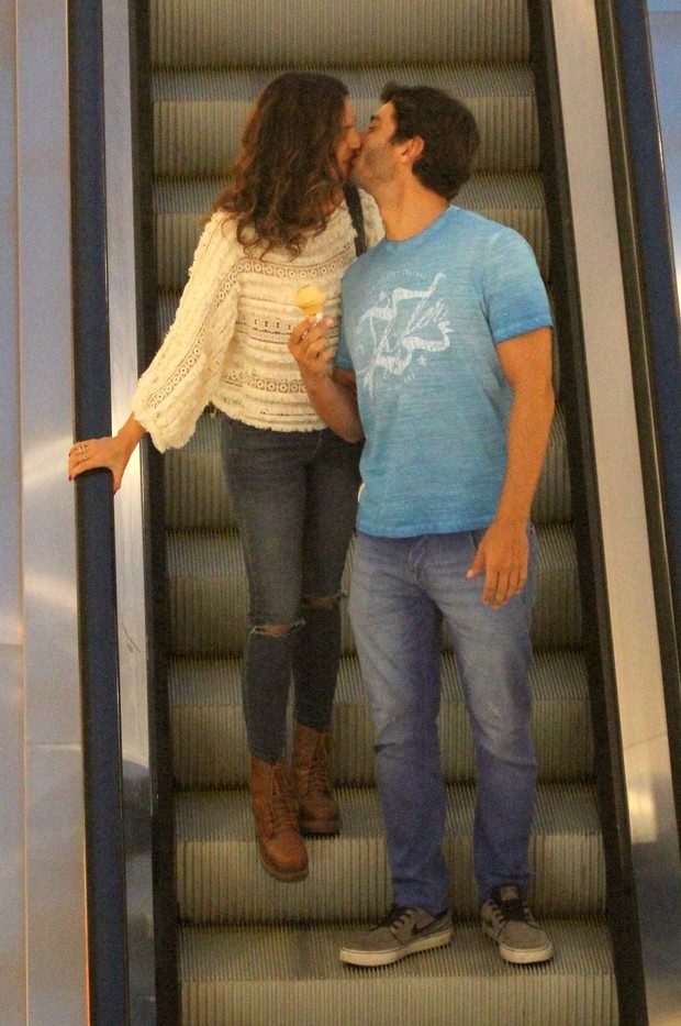  Isis Valverde e namorado (Foto: agnews)