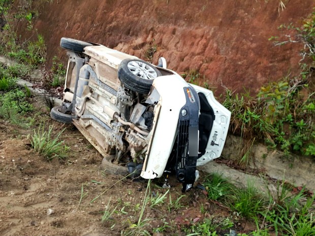 Carro capotou e motorista morreu na hora, em rodovia no Amapá (Foto: Divulgação/ BRPM)