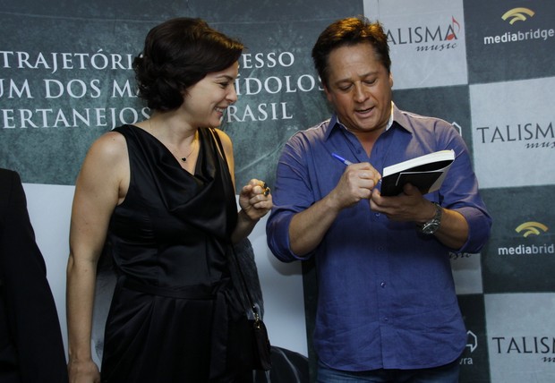 Regiane Alves vai à lançamento de livro de Leonardo (Foto: Graça Paes/Foto Rio News)