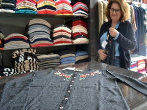 Peças da confeccão de Virgílio representam marcas brasileiras e também pelo Brasil com a marca de Jacutinga, MG (Foto: Daniela Ayres/ G1) Peças da confeccão de Virgílio representam marcas brasileiras e também pelo Brasil com a marca de Jacutinga, MG (Foto: Daniela Ayres/ G1)