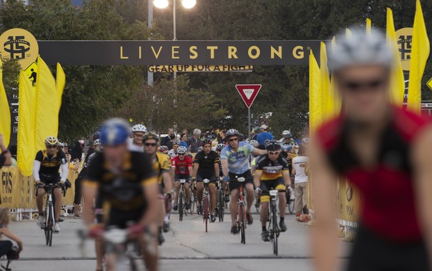 O ex-ciclista teria doado cerca de R$ 14 milhões para o apoio a pacientes com câncer (Foto: Getty Images)