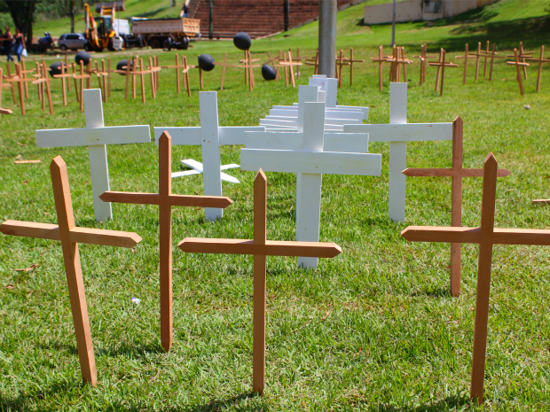 Cruzes foram colocadas na Praça da Estrada de Ferro Madeira-Mamoré em manifesto pelas vítimas de violência em Porto Velho (Foto: Vanessa Vasconcelos/G1)