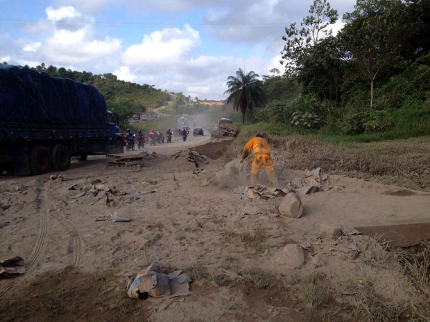 Carga de cimento se soltou de caminhão no acostamento da BR-101 (Foto: Kety Marinho/TV Globo)