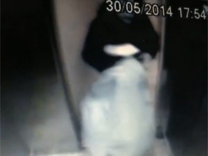 Suspeito levou saco e mala no elevador (Foto: Reprodução/TV Globo)