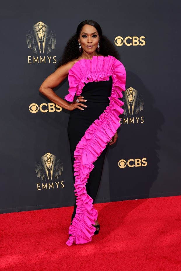 LOS ANGELES, CALIFORNIA - SEPTEMBER 19: Angela Bassett attends the 73rd Primetime Emmy Awards at L.A. LIVE on September 19, 2021 in Los Angeles, California. (Photo by Rich Fury/Getty Images) (Foto: Getty Images)