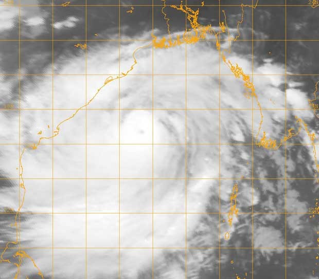 Imagens de satélite mostram o cliclone Phalin sendo formado e se aproximando do litoral indiano nesta sexta-feira (11) (Foto: Naval Research Lab/ AP)