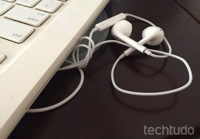 Não deixe objetos em cima do seu fone de ouvido (Foto: Lucas Mendes/TechTudo) Não deixe objetos em cima do seu fone de ouvido (Foto: Lucas Mendes/TechTudo)