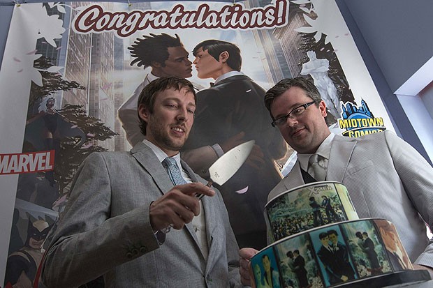 Jason Welker (à esquerda) e Scott Everhart se casaram em Nova York no dia do lançamento da HQ que mostra a união do mutante Northstar com seu namorado (Foto: Adrees Latif/Reuters)