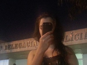 Estudante de Brasília em frente a delegacia; ela teve o nome colocado em lista na web de supostas garotas de programa  (Foto: Raquel Morais/G1)